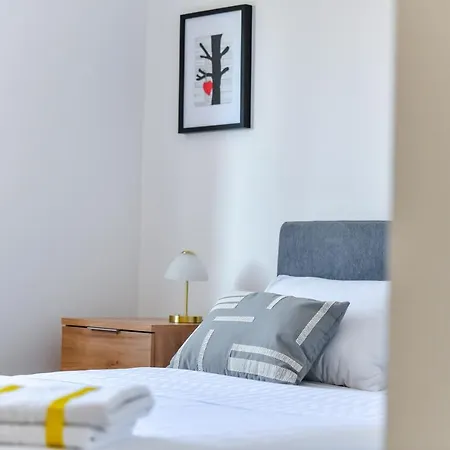 Spacious Nero With Free Parking