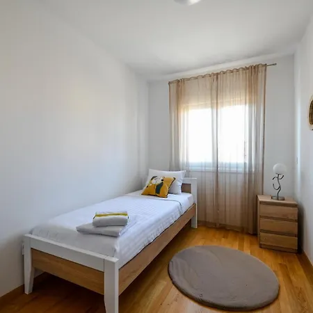 Spacious Nero With Free Parking